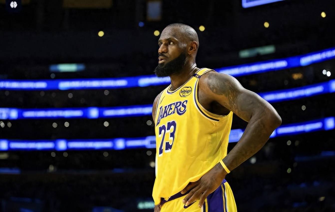 詹姆斯回归赛场，败北首场状态亮眼，快船观众沸腾！